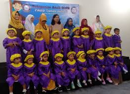 Selain dapat digunakan untuk berfoto keluarga bersama dalam acara pernikahan, baju seragam batik keluarga juga dapat digunakan untuk menghadiri acara wisuda anak. 30 Ide Keren Baju Buat Acara Wali Murid Wisuda Cerita Wisuda