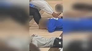 مشهد صادم.. فيديو يُظهر طلاب مدرسة يلعقون أصابع أقدام ليحصلوا على تبرعات