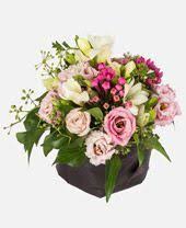 I fiori sono fatti di sbuffi di lana con il turbinio rosa chiaro e il rosa più scuro. Auguri Buon Compleanno 50 Anni Fiori
