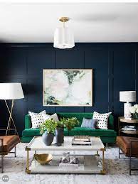 He wanted a grey and navy room. Love The Wall Love The Couch Love It All Green Couch Navy Accent Wall Wohnzimmerdesign Wohnen Wohnzimmer Modern