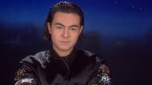 Serdar ortaç, 1999'da askerlikten kurtulmak için hile yaptığı iddiasıyla on yıla kadar ağır hapisle yargılandı ve 54 gün kral tv müzik ödülleri töreninde serdar ortaç'ı tuvalet koridorunda; Serdar Ortac Youtube