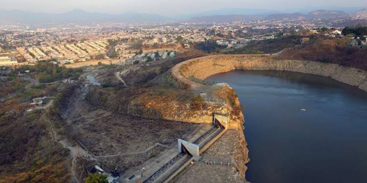 Vista del embalse Los Laureles en Tegucigalpa, generada por IA