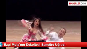 Ezgi Molanın Dekoltesi Sansüre Uğradı