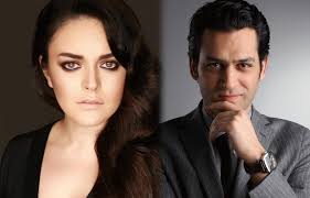 Ezgi mola eşi sanılan enis arıkan ile yaptığı bir şaka yüzünden gündeme bomba gibi düşmüştür. Ezgi Mola Ve Murat Yildirim Ayni Filmde