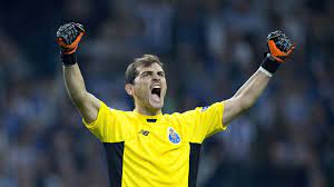 Iker casillas le comunicó el fin de su carrera al presidente del oporto. Iker Casillas Wiederholt Sich Die Kuss Attacke Promiflash De