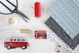 Schere Geschenkpapier Streichholzschachteln Ein Modellauto Und Eine Schone Schnur Mehr Brauchst Du Nic Adventkalender Adventskalender Auto Adventskalender