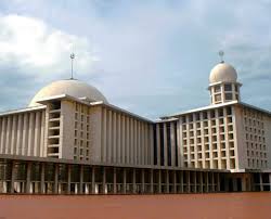 Kata protestan diaplikasikan pada umat kristen yang menolak ajaran maupun otoritas gereja katolik. Mengenal Agama Tempat Ibadah Dan Hari Besar Keagamaan Di Indonesia Bono Edumedia