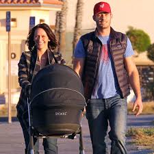 Jennifer Love Hewitt Shows Off Wedding Bling Baby During Beach Stroll With New Husband Radar Onlin Jennifer Love Hewitt Shows Jennifer Love Hewitt Jennifer