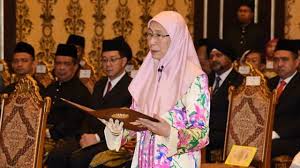 Menurut sensus tahun 2010, 67.32% dari 28.334.135 jiwa penduduknya mengidentifikasikan dirinya sebagai penganut agama islam, 12.84% sebagai penganut agama budha, kemudian 6.24% pemeluk agama kekristenan, hindu sebanyak 1.27. Susunan Lengkap Kabinet Mahathir Partai Anwar Dapat Jatah Terbanyak Kumparan Com