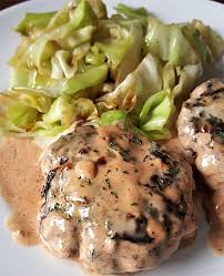 Low Carb Hamburger Patties Mit Cremiger Tomatensauce Und Frittiertem Grunkohl Von Diet Doctor Beef Hea Cremige Tomatensauce Tomaten Sauce Hamburger Rezept