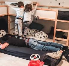 Entweder familienbett oder sie legen ihn abends bereits zusammen mit seinem bruder in sein oder in ein gemeinsames kinderbett so lange er noch wach ist, und verlassen dann nach der gutenachtgeschichte, dem lied etc. Kind Schlaft Nicht Im Eigenen Bett Archive Doppelkinder