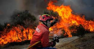 El incendio desatado en la sureña región portuguesa del algarve, que comenzó el pasado viernes, se ha agravado en las últimas horas del lunes a causa del fuerte viento que sopla en la zona, en la que. Ha Quase 20 Concelhos Em Risco Maximo De Incendio No Algarve E No Centro Nit