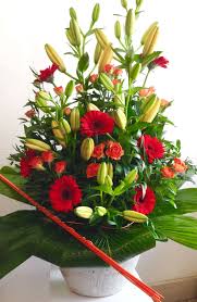 Composition De Fleurs Piquees Tons Chauds Lys Roses Germinis Les Jardins De Marianne Fleuriste 34 Boulevard Henri Barbusse 78210 Saint C Bunga