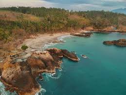 Pantai terindah di dunia ada juga di indonesia, yakni raja ampat. Pantai Marina Pantai Cantik Yang Digandrungi Namun Berbalut Pekat Hal Mistis Destinasi Travel Indonesia