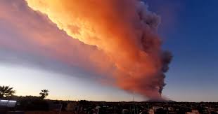 Dalla scorsa notte boati ed esplosioni si susseguono e si sentono a chilometri di distanza. Sicilia Eruzione Sull Etna Fontane Di Lava Piovono Pietre Il Vulcano Spaventa Catania Il Tempo