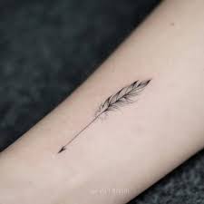 L Image Peut Contenir Une Ou Plusieurs Personnes Contenir Image Personnes Plusieurs Bird B Arrow Tattoos For Women Feather Tattoos Feather Arrow Tattoo