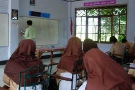 Ingat guru viral yang gambar ms word di papan tulis. Guru Madrasah Di Sukabumi Didorong Lakukan Inovasi
