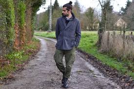 Bénéficiez d'offres spéciales et d'un retour gratuit! Look Homme Porter Un Pantalon Cargo Et Une Veste Croisee Differement