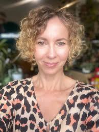 Hi I'm Sandra and I'm from Ireland 🇮🇪 I'm 62 Thanks for letting me join  xxx