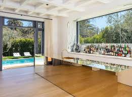 Lori loughlin's younger daughter was hanging at the home of youtube star david dobrik thursday night in studio city, ca. Lori Loughlin Mossimo Giannulli S 28 Million Mansion Is For Sale E Online