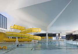 Une Piscine Avec Toboggan Piscines A Paris Notre Guide Des Piscines Pour Se Rafraichir Pendant La Canicule Elle