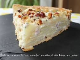 1 kg de pommes de terre à chair ferme,2 oignons,1 rouleau de pâte feuilletée,2 œufs entiers,20 cl de crème fraîche recettes catégories Tarte Aux Pommes De Terre Roquefort Noisettes Et Pate Brisee Aux Graines Du Boulanger Nana Et Chocolat