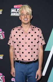 That Guy Charlie Puth Has Blonde Hair Now And It S A Look Charlie Puth Charlie Charlie Day