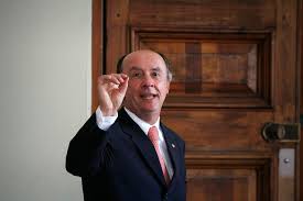 Cristian larroulet, dans sa forme hispanique, cristián patricio larroulet vignau (né le 26 juillet 1953 à temuco au chili) est un économiste, ancien ministre, universitaire et chercheur. Cristian Larroulet The Clinic Reportajes Noticias Podcast Videos Y Humor