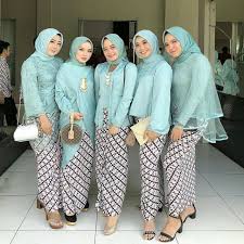 Rok simple dengan bahan karet membuat tampil cantik sepanjang hari. 12 Model Rok Padanan Kebaya Untuk Bridesmaid Jangan Bingung Lagi Ini Sontekannya Biar Serasi