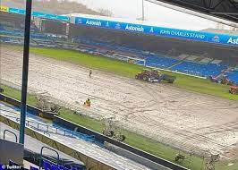 Will be interesting to see how a slightly claggy pitch holds up. Tottenham Help Leeds United With Pitch Problems As Yorkshire Club Install New 300 000 Turf Daily Mail Online