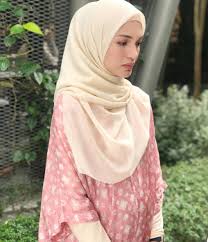 Drama ini mula ditayangkan pada 29 oktober 2019 pada setiap isnin hingga jumaat jam 7 malam di astro ria. Sinopsis Drama Cemburu Seorang Perempuan Lakonan Amyra Rosli Dan Amar Baharin Inilah Realiti