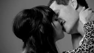 Cimpanzeii de exemplu se saruta cu buzele, fara. Momentul In Care 20 De Necunoscuti Se Saruta Pasional Pentru Prima Data Clipul A Devenit Viral Pe Internet Stirileprotv Ro