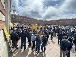 Coordonnées pour le pôle emploi : Toulouse Les Forains Se Massent Devant Le Capitole Contre La Suppression De La Fete Saint Michel Actu Toulouse