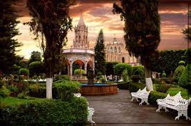 Tal es el caso de moroleón, lugar al cual llegan cientos de personas, muchos lo hacen solo de madrugada para aprovechar las subastas que allí se hacen de ropa, en los varios tianguis localizados pocos. Moroleon Gto Mexico Guanajuato Ciudad Magica Mexico