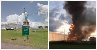 Manifestantes marchando em frente a estátua da havan (foto: Estatua Da Havan E Totalmente Destruida Apos Pegar Fogo