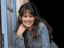 Exclu Public Lucie Lucas L Heroine De Clem A Nouveau Maman Portrait W674 Jpg 674 500 Rire Et Sourire Clem Heroine
