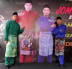 Rumah pengantin perempuan, pekan, pahang resepsi : Baju Melayu Aaron Aziz Zizan Razak Dapat Sambutan Hangat Semasa Mstar