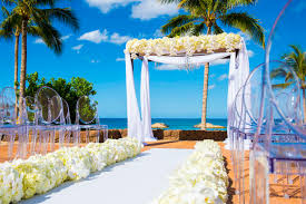 The star of honolulu ® rolls out the red carpet for your romantic hawaiian wedding with a ceremony by the ship's captain to live hawaiian music, champagne, wedding memory certificate, lei cake and memory photos. Hawaii Wedding Disney S Fairy Tale Weddings