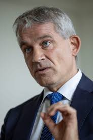 Surveillance, abus, vol de données: Beat Jans défend l'e-ID