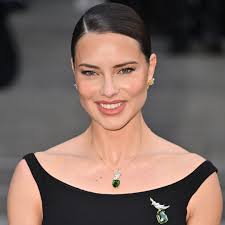 Karlie Kloss celebra su cumpleaños junto a sus hijos con un look cómodo y  atemporal