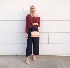 Image result for fashion remaja muslimah dengan memakai tas dan ransel