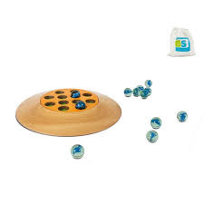 Juegos tradicionales son los juegos que desde muchísimo tiempo atrás siguen perdurando, pasando de generación en generación, siendo trasmitidos de abuelos a padres y de éstos a sus hijos y así sucesivamente, sufriendo quizás algunos cambios, pero manteniendo su esencia. Canicas Con Plato Buiten Speel Ecodukatoys