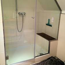 Dusche In Dachschrage Mit Ablage Sitzflache Kleines Bad Gestalten Ablage Dusche Badezimmer