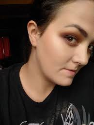 Oh my, I have a problem 🤭 Finally cleared up my shelf and desk. I have  some eyeshadow palettes