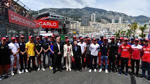 Weltmeister hamilton ist der letzte fahrer, der auf die strecke lenkt. Emotionale Gedenkminute Fur Lauda Vor Monaco Rennen Formel 1 Sportnews Bz