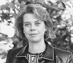Ze worstelt met de verhaallijnen, springt in de tijd heen en weer, geeft haar aandacht nu weer eens aan deze hoofdpersoon dan weer aan die andere. Margot Dijkgraaf