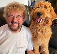 Hello here ! We are French, from Bordeaux and love following Golden's  adventures all over the world. This is Honey, she's 6 and a half months  old, and she's definitely my canine