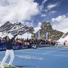 Auf dem aletschgletscher unterhalb des jungfraujochs (3471 meter über meer) kommt es zum grossen showdown: Tennis Star Roger Federer And Olympic Skiier Lindsey Vonn Play Tennis On Top Of A Glacier Sports Illustrated