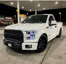Esta troca es una gmc sierra 2003 con detalles de cadillac escalade, bañada en oro en sus rines y volante, el dueño de esta troca es un sargento de primera. View 16 Trocas Tumbadas Ford