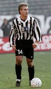 Il accède rapidement au poste de milieu défensif après son entrée au camp d'entraînement du fc. Didier Deschamps Les Meilleurs Joueurs De L Histoire Du Football